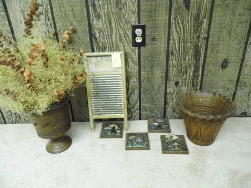 lot 20 image: Washboard - Flowers - Decor