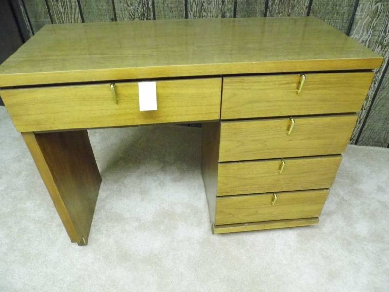 lot 24 image: Desk