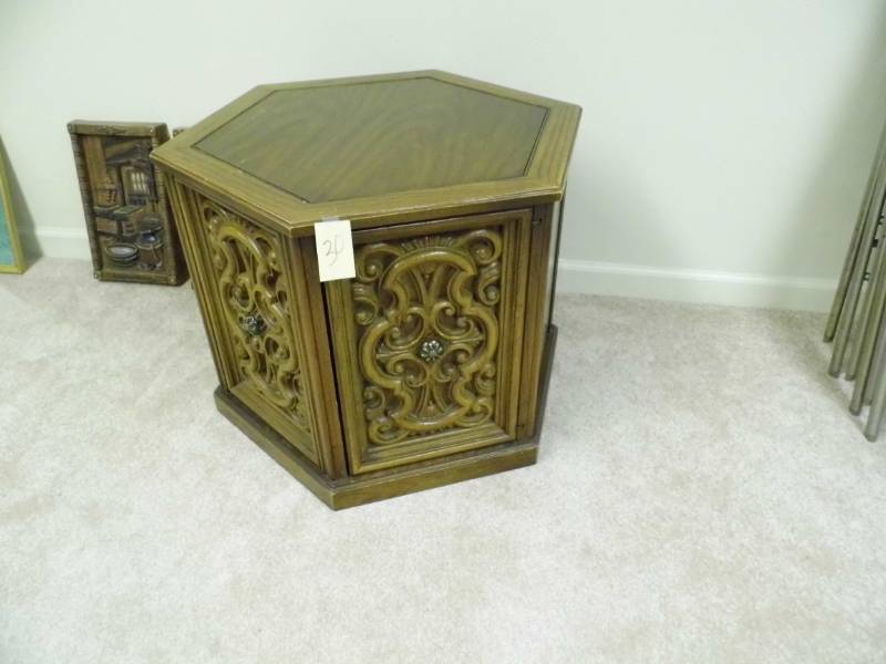 lot 30 image: Table wChairs