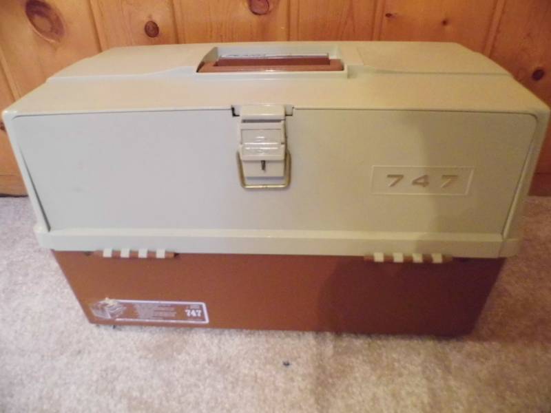 lot 109 image: Tacklebox - Easel