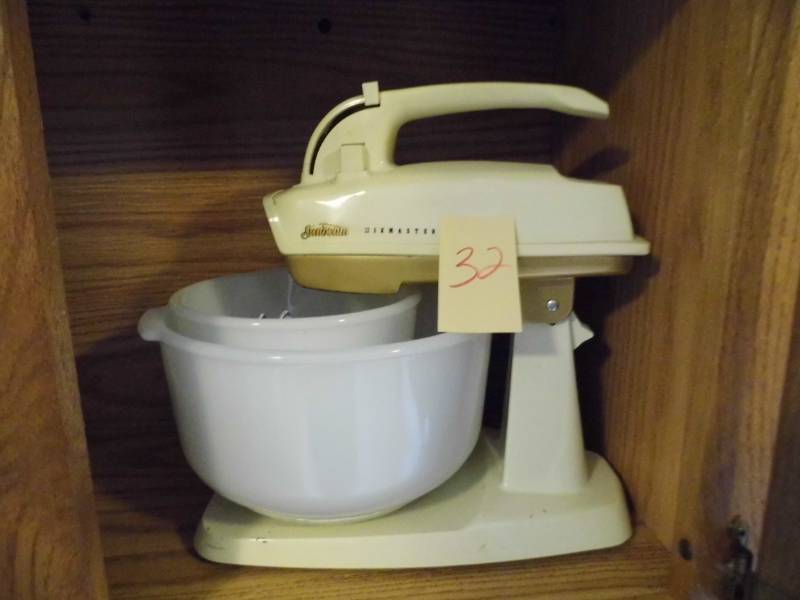 lot 32 image: Sunbeam Mixmaster