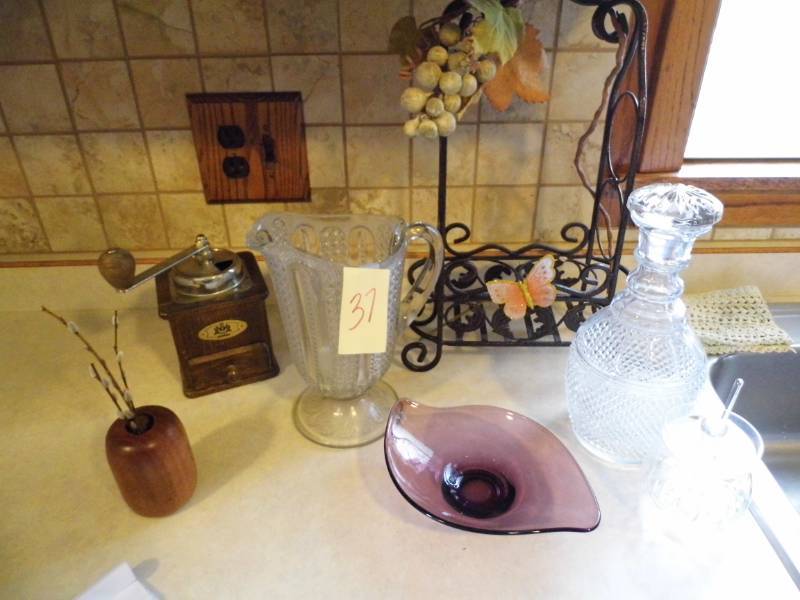 lot 37 image: Grinder - Decanter