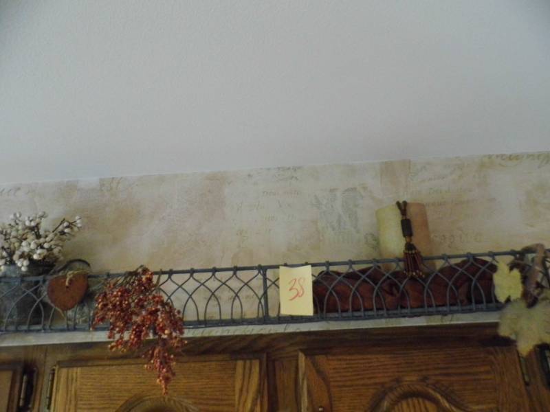 lot 38 image: Decor
