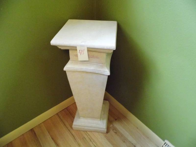 lot 48 image: Pedestal