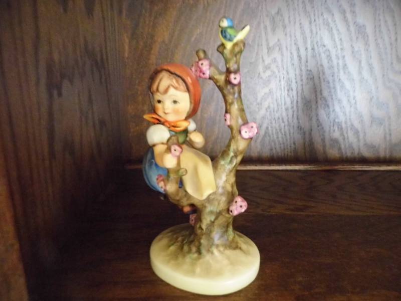 lot 73 image: Goebel Figure