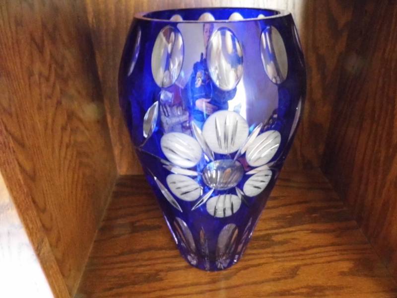 lot 76 image: Blue Crystal Vase