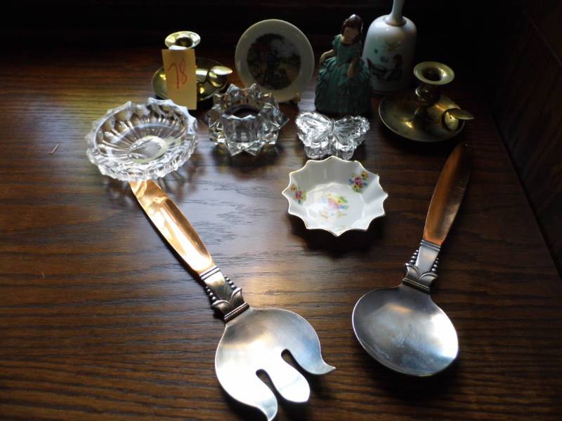 lot 78 image: Decor