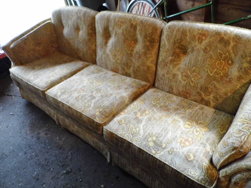 lot 28 image: Sofa