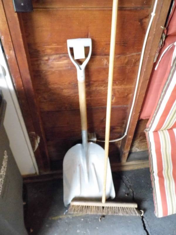 lot 107 image: Shovel - Broom