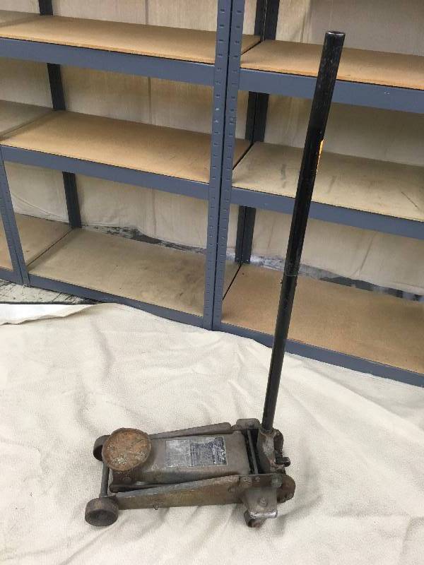 lot 182 image: Hydraulic Floor Jack