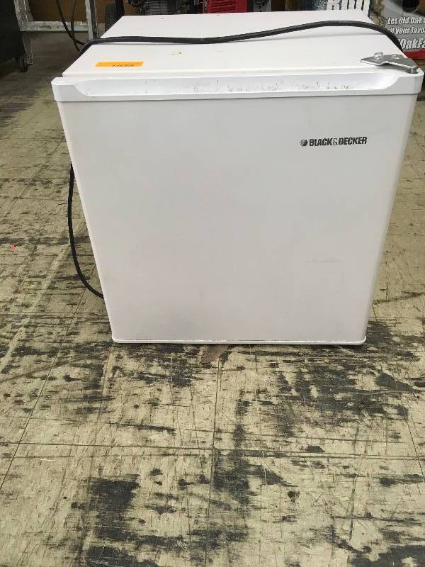 lot 215 image: Black & Decker Mini Fridge