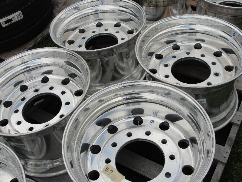 4-  820-00018  14 x 22.5  ALUMINUM WHEEL  ULTRA ONE  ( SUPER SINGLE)
