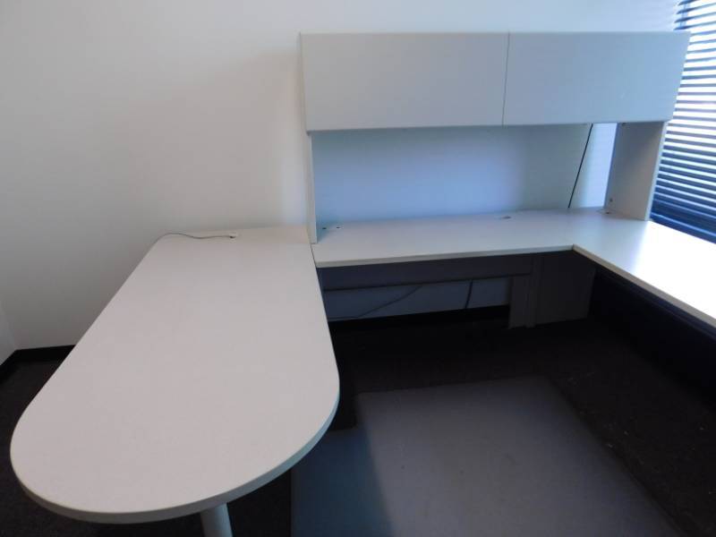 lot 32 image: U-Shaped Metal Desk, File Cabinet & Book Shelf