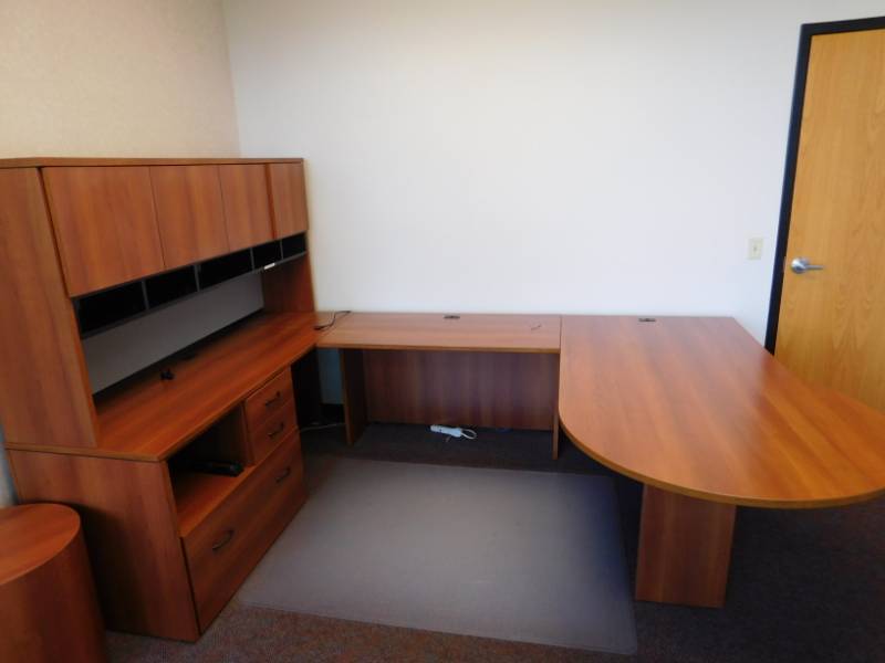 lot 33 image: Office Furniture