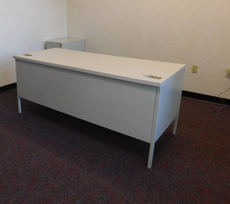 lot 34 image: Three Drawer Metal Desk & File Cabinet