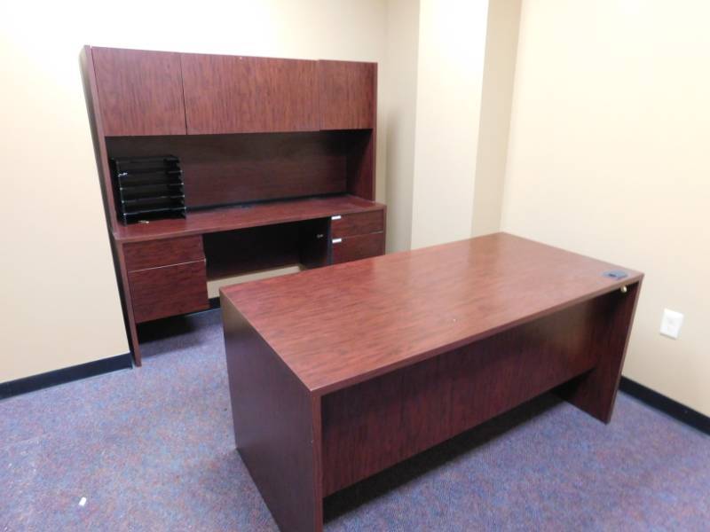lot 39 image: Four Drawer Desk with Hutch