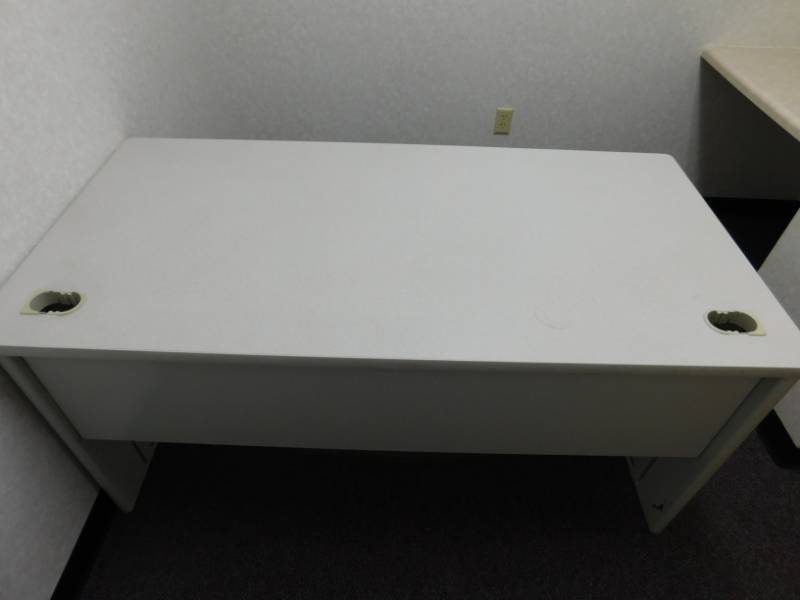 lot 44 image: Metal Desk - 60(w) x 29(h) x 30(d)