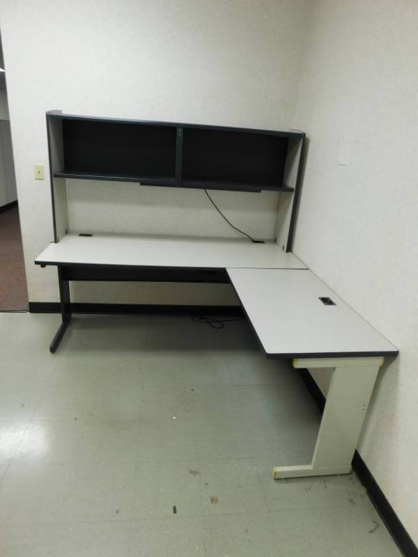 lot 45 image: Desk w Right Hand Return - 72(w) x 30(h) x 29.5