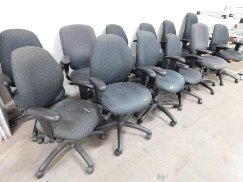 lot 66 image: 12 Adjustable Office Chairs