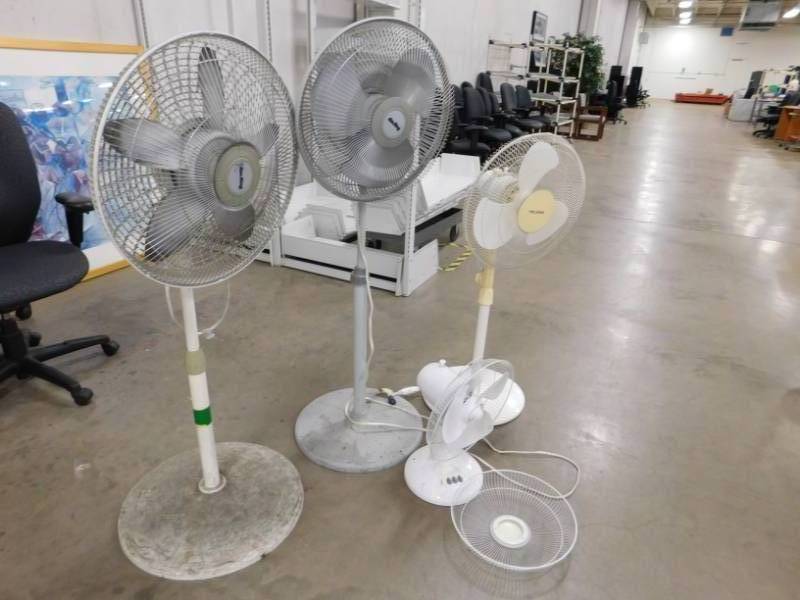 lot 68 image: 4 Oscillating Fans