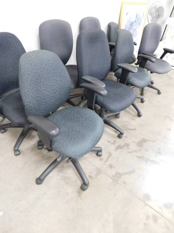 lot 70 image: 8 Adjustable Office Chairs