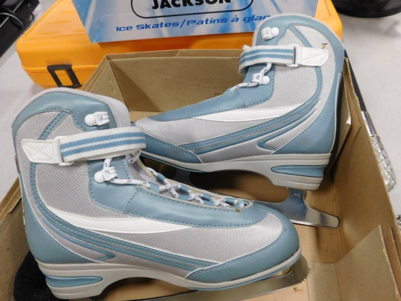 lot 111 image: Mens Size 10 Ice Skates