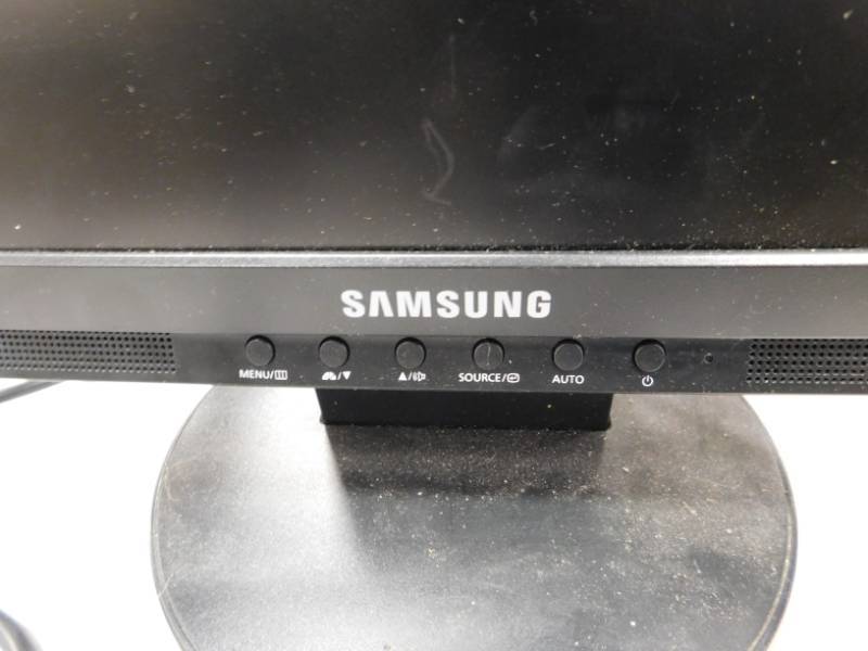 lot 115 image: 20 Samsung Flat Screen Monitor