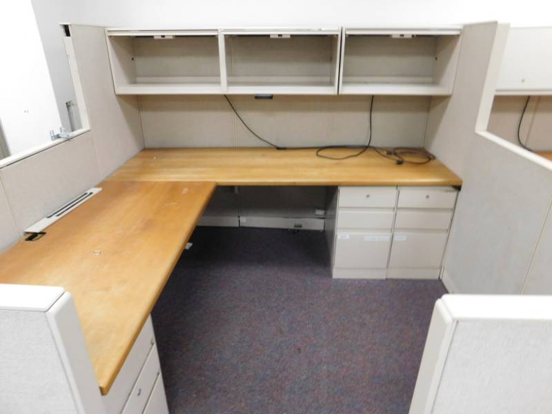 lot 121 image: 4 Steel Case Office Cubicles with Supply Station