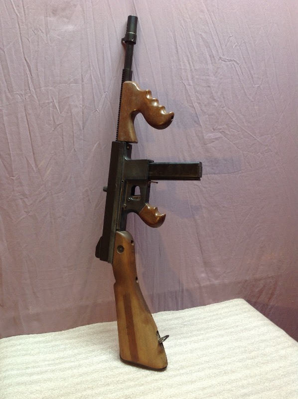 lot 213 image: Dummy Thompson Sub Machine Gun