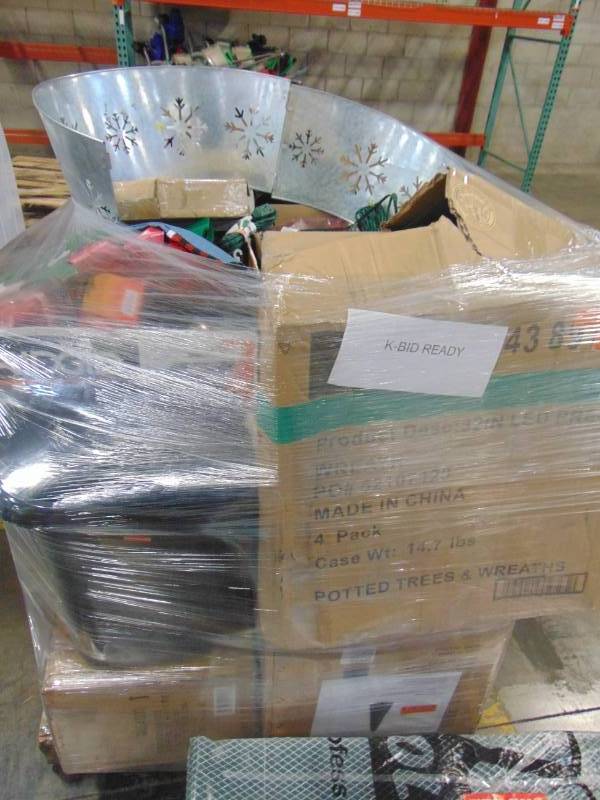 lot 26 image: WHOLESALE MIXED PALLET OF RETURNS - CHRISTMAS BULBS AND ACCESSORIES
