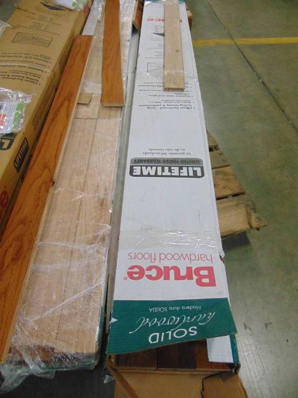 lot 32 image: Bruce Americas Best Choice 3.25-in Gunstock Oak Solid Hardwood Flooring (22-sq ft) ABC1401 - 4 Cases