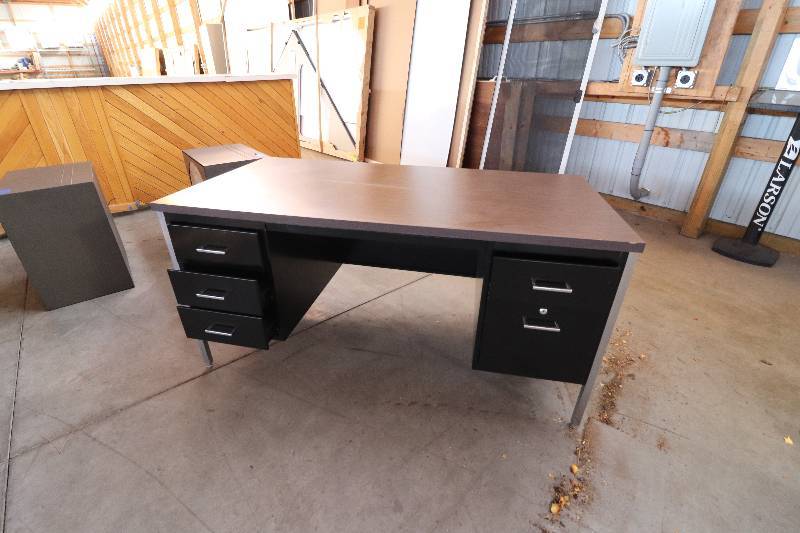 lot 20 image: Office Desk