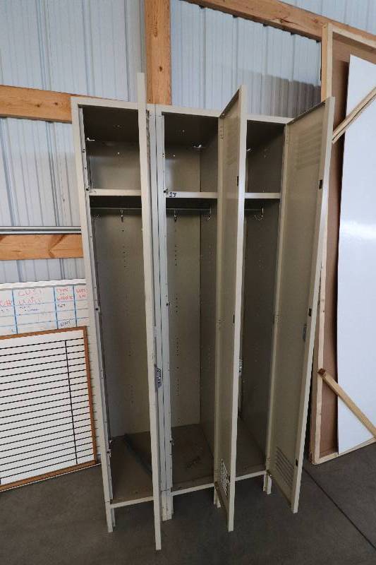 lot 22 image: Set of 3 Lockers