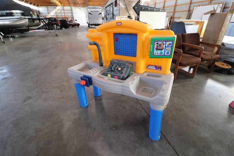 lot 32 image: Kids Little Tikes Work Bench