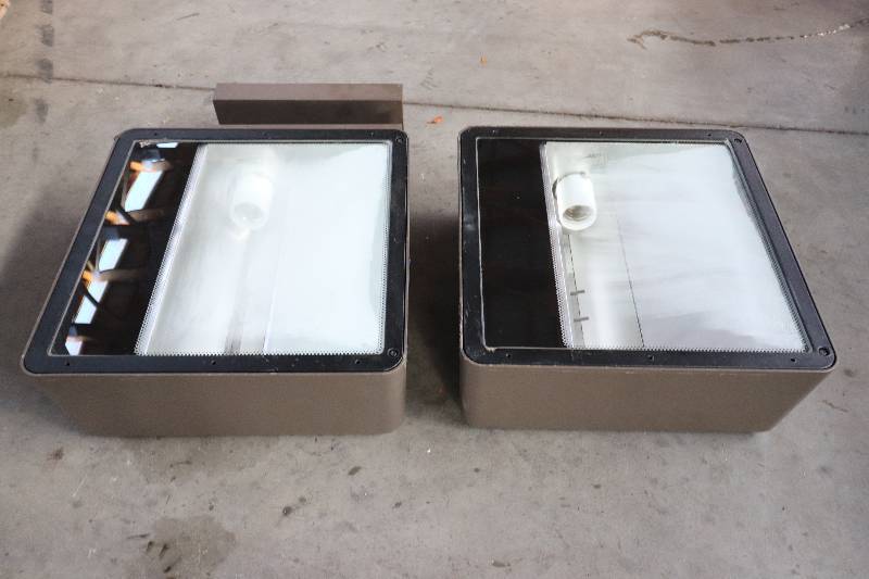 lot 47 image: 800 Watt Metal Halide Outdoor Light Fixtures - Pair