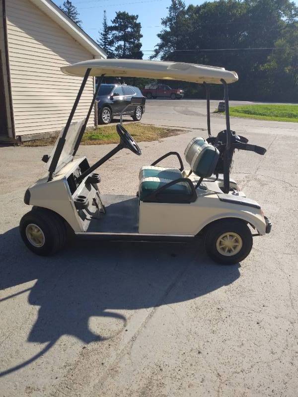 lot 3 image: 2003 CLUB CAR PRECEDENT - 48V WITH CHARGER - BATTERIES RECOND. 2019 - NEW UPHOLSTERY & DETAILED - WORKING - SEE PICTURES