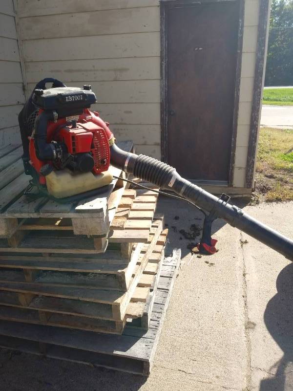 lot 7 image: RED MAX BACK PACK BLOWER EB 7001 - NEW ENGINE - RUNS GREAT - POWERFUL - SEE PICTURES