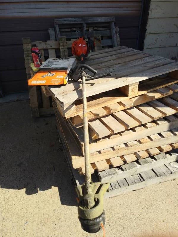 lot 8 image: ECHO SRM-225 STRING TRIMMER - RUNS GREAT - COMES WITH BLADE CONVERSION KIT AND BLADES AND SHOULDER STRAP - SEE PICTURES