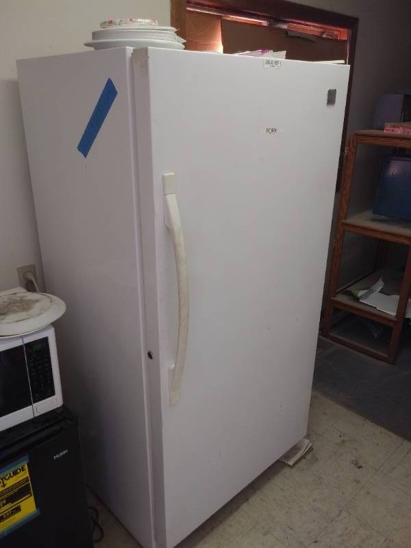 lot 10 image: WHIRLPOOL COMMERCIAL  STAND UP FREEZER - RUNS AND WORKS WELL 20 CU FT - SEE PICTURES