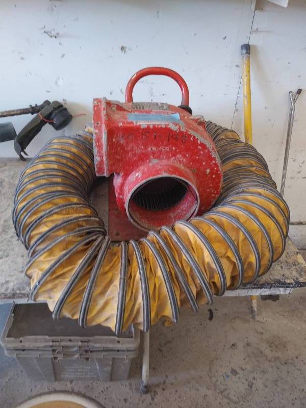 lot 15 image: GENERAL EQUIPMENT EP8 AIR VENTILATION BLOWER - 13HP 115V SINGLE SPEED - COMES WITH 8 HOSE - RUNS WELL - SEE PICTURES