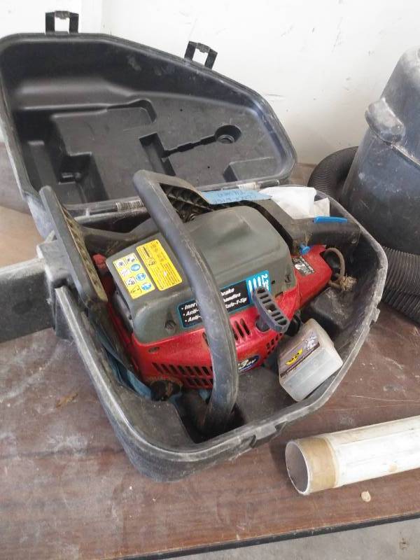 lot 17 image: HOMELITE 23 AV POWERSTROKE CHAINSAW 38CC ENGINE - COMES IN CASE - RARELY USED AND RUNS - SEE PICTURES