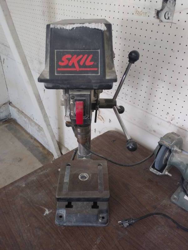 lot 18 image: SKILL 8 DRILL PRESS - RUNS WELL - SEE PICTURES