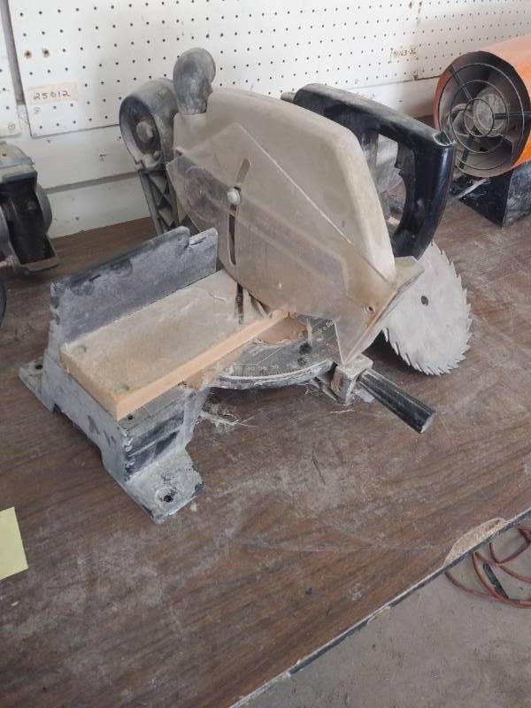 lot 19 image: BLACK & DECKER POWER MITER SAW - RUNS WELL - SEE PICTURES