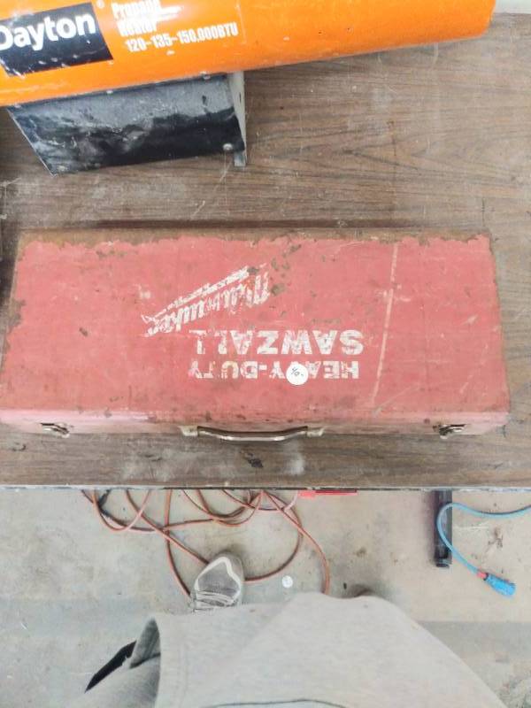 lot 21 image: MILWAUKEE HEAVY DUTY SAWZALL - RUNS - COMES IN ORIGINAL BOX WBLADES - SEE PICTURES