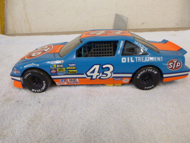 lot 7 image: Ertl No. 43 Richard Petty Pontiac Die-Cast Metal Car