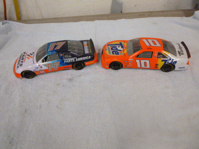 lot 8 image: 2 Racing Champions NASCAR Die-Cast Cars