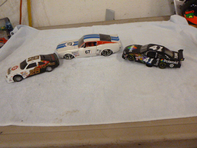 lot 9 image: 3 Die-Cast Metal Racing Cars
