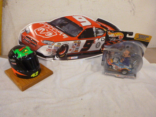 lot 18 image: Racing Items