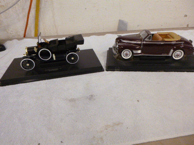lot 25 image: 2 Die-Cast Metal Cars