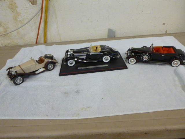 lot 27 image: 3 Die-Cast Metal Cars